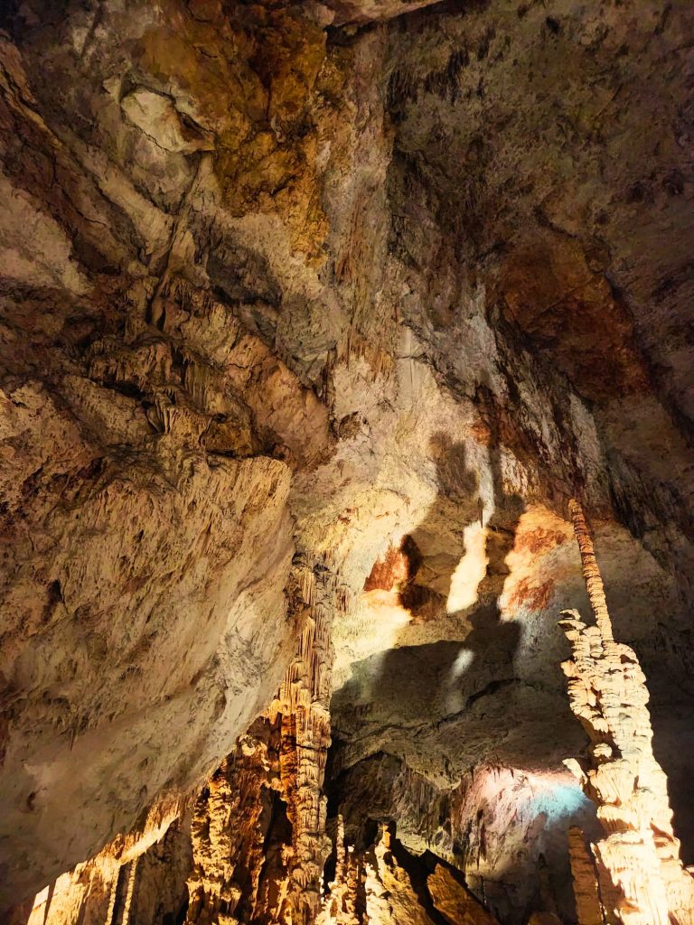 Intérieur spectaculaire de la grotte l’Aven d’Orgnac en Ardèche, site naturel touristique. Activité incontournable pour les clients de la conciergerie en Sud Ardèche.