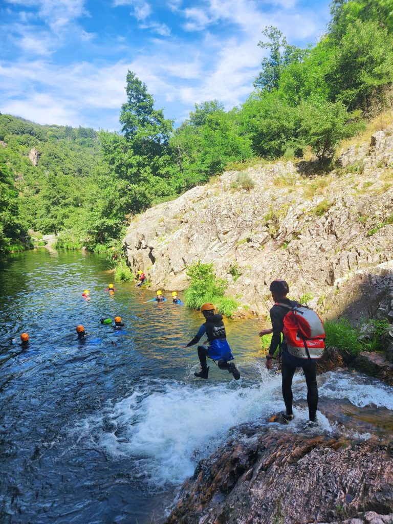 Groupe de participants de la conciergerie vallon pont d'arc pratiquant le canyoning dans les gorges du Chassezac en Ardèche