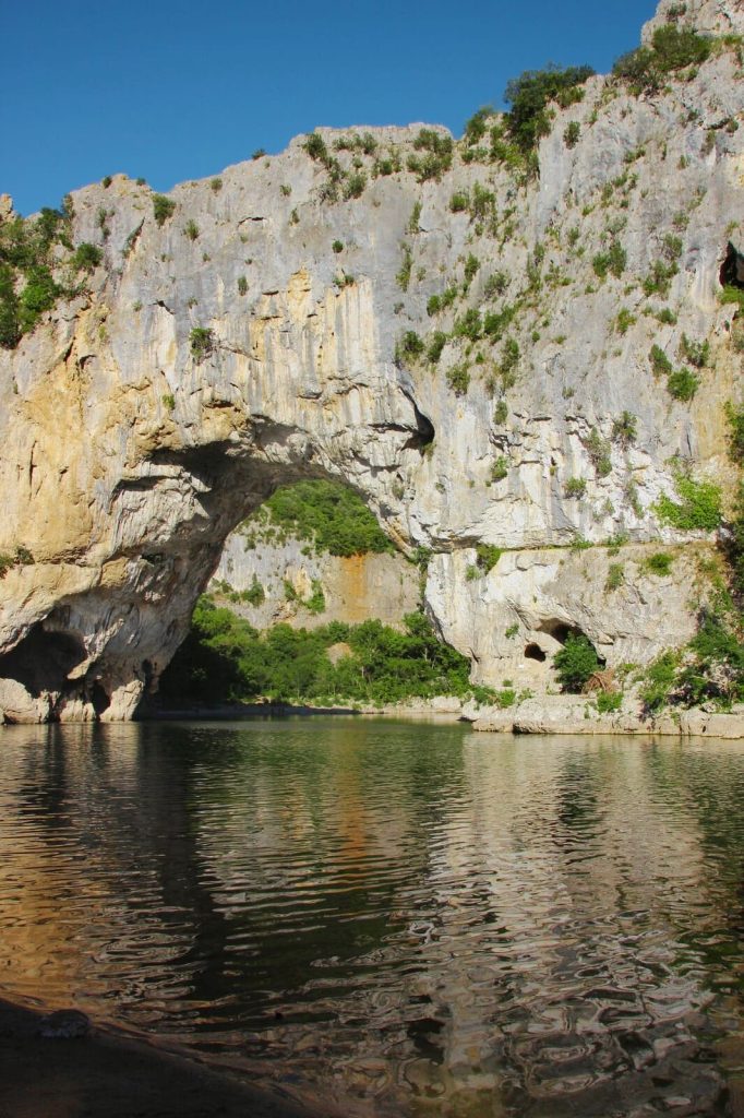 Pont d’Arc à Vallon Pont d’Arc, site touristique emblématique de l’Ardèche, prisé par les clients de Terra Collection, conciergerie vallon pont d'arc, balazuc, labeaume et alentours