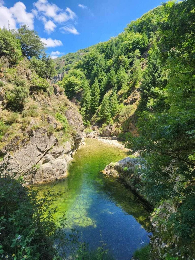 Rivière de l’Ardèche couleur vert émeraude à Thueyts, paysage naturel du Sud Ardèche. Escapade pour les clients de conciergerie en sud ardèche.