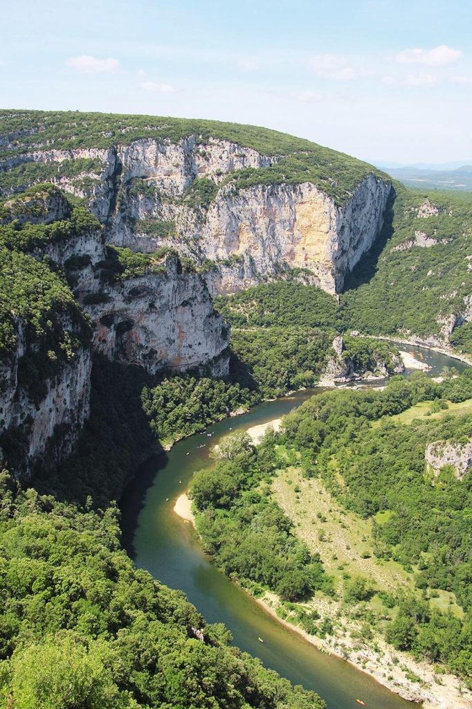 Vue panoramique sur les gorges de l’Ardèche depuis un belvédère, territoire de Terra Collection, conciergerie en Sud Ardèche.